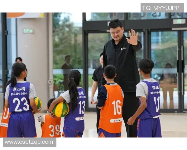 姚明幽默调侃自己年龄大轻松分享篮球生涯的成长与变化